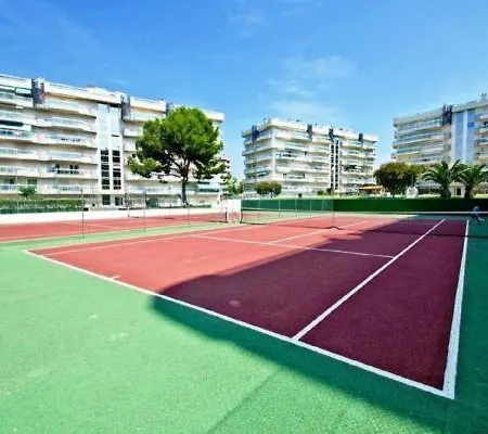 Larimar Big Swimming Pool Салоу